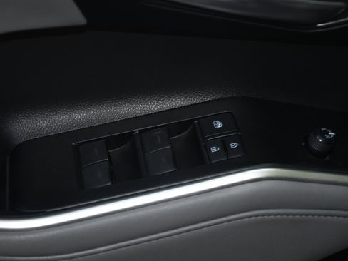 Used 2021 Toyota Highlander XLE AWD/4WD image 11