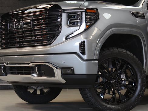 Used 2026 GMC Sierra 1500 Denali Ultimate w/ LPO, Black Badging Package AWD/4WD image 5