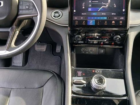 Used 2023 Jeep Grand Cherokee Limited w/ Black Appearance Package image 19