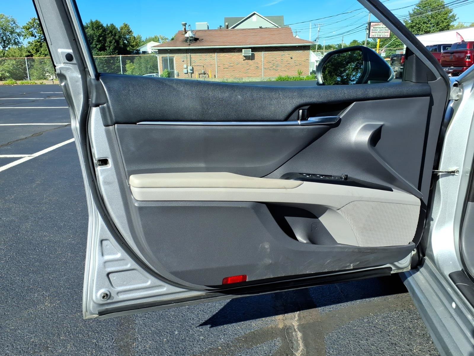 Used 2020 Toyota Camry SE FWD image 13