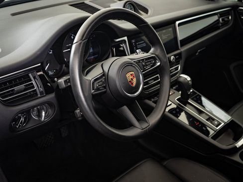 Certified 2024 Porsche Macan image 4