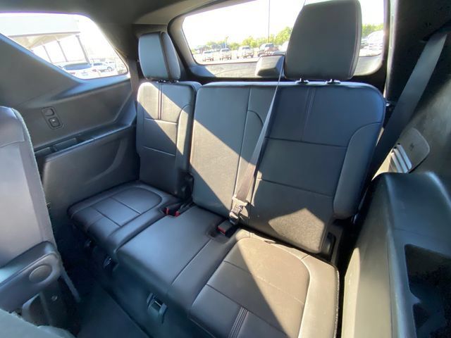 Used 2023 Chevrolet Traverse RS FWD image 16
