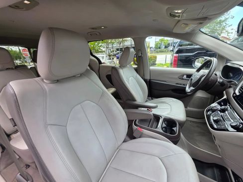 Used 2017 Chrysler Pacifica Touring-L FWD image 17