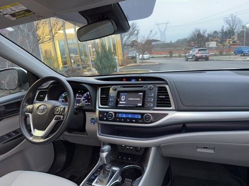 Used 2019 Toyota Highlander LE image 16