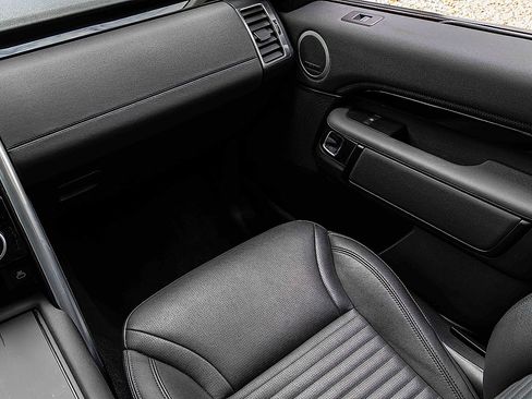 Used 2024 Land Rover Discovery S image 18