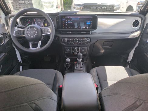 Used 2025 Jeep Wrangler Unlimited Sahara AWD/4WD image 16