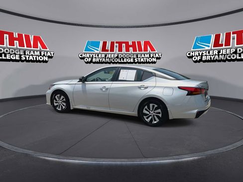 Used 2024 Nissan Altima 2.5 S FWD image 6