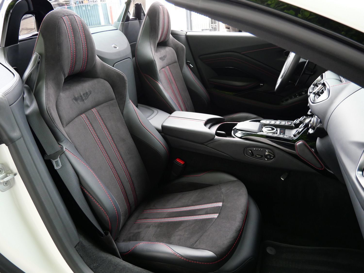 Used 2023 Aston Martin V8 Vantage Roadster RWD image 12