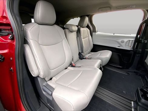 Certified 2026 Toyota Sienna XLE FWD image 19