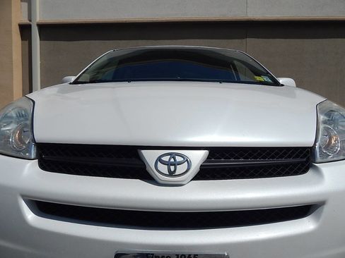 Used 2005 Toyota Sienna XLE Limited image 18