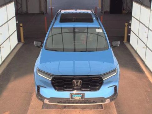 Used 2025 Honda Pilot TrailSport image 2