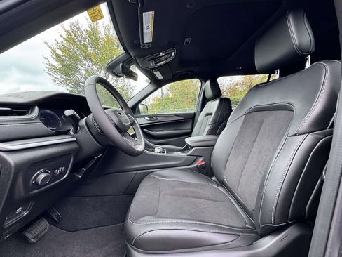 New 2025 Jeep Grand Cherokee L Altitude image 14