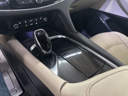 Used 2021 Buick Enclave Essence image 17