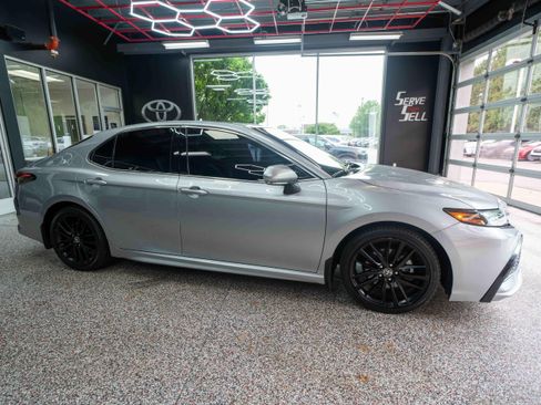 Used 2022 Toyota Camry XSE w/ Navigation Upgrade Package FWD image 5