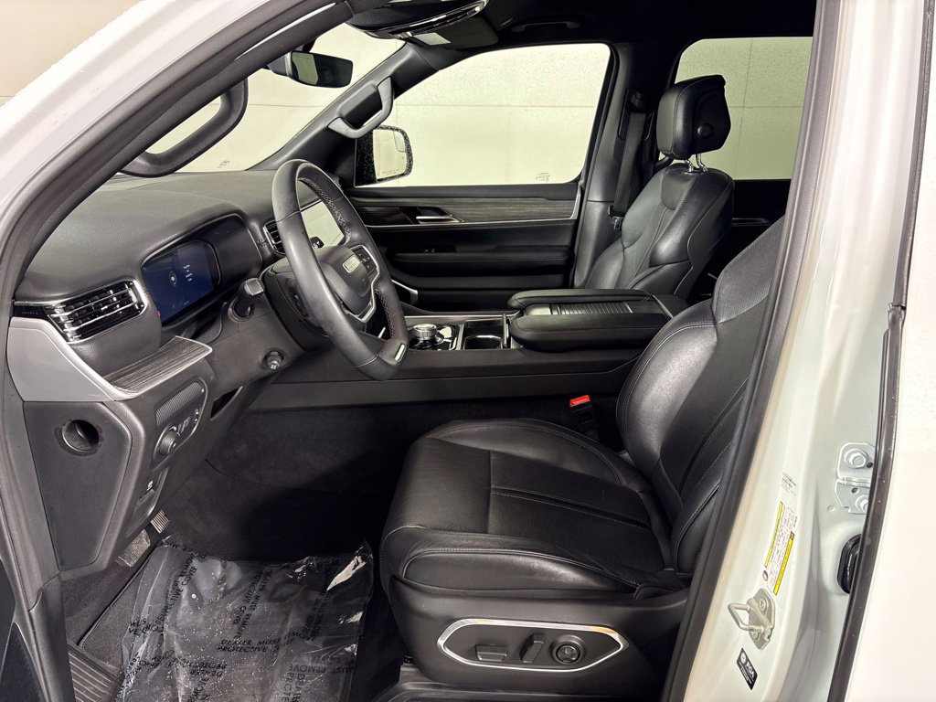Used 2024 Jeep Wagoneer L Series II RWD image 32