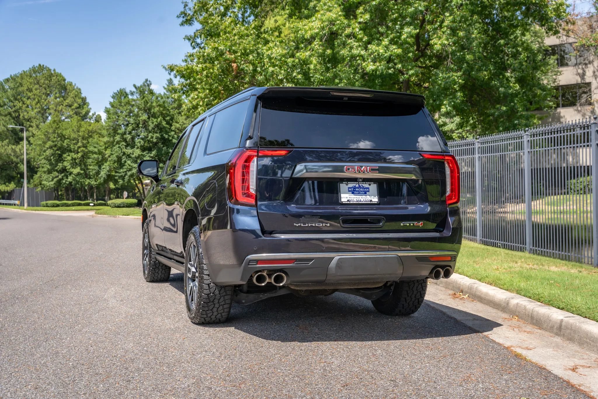 Used 2023 GMC Yukon XL AT4 w/ AT4 Premium Package AWD/4WD image 7