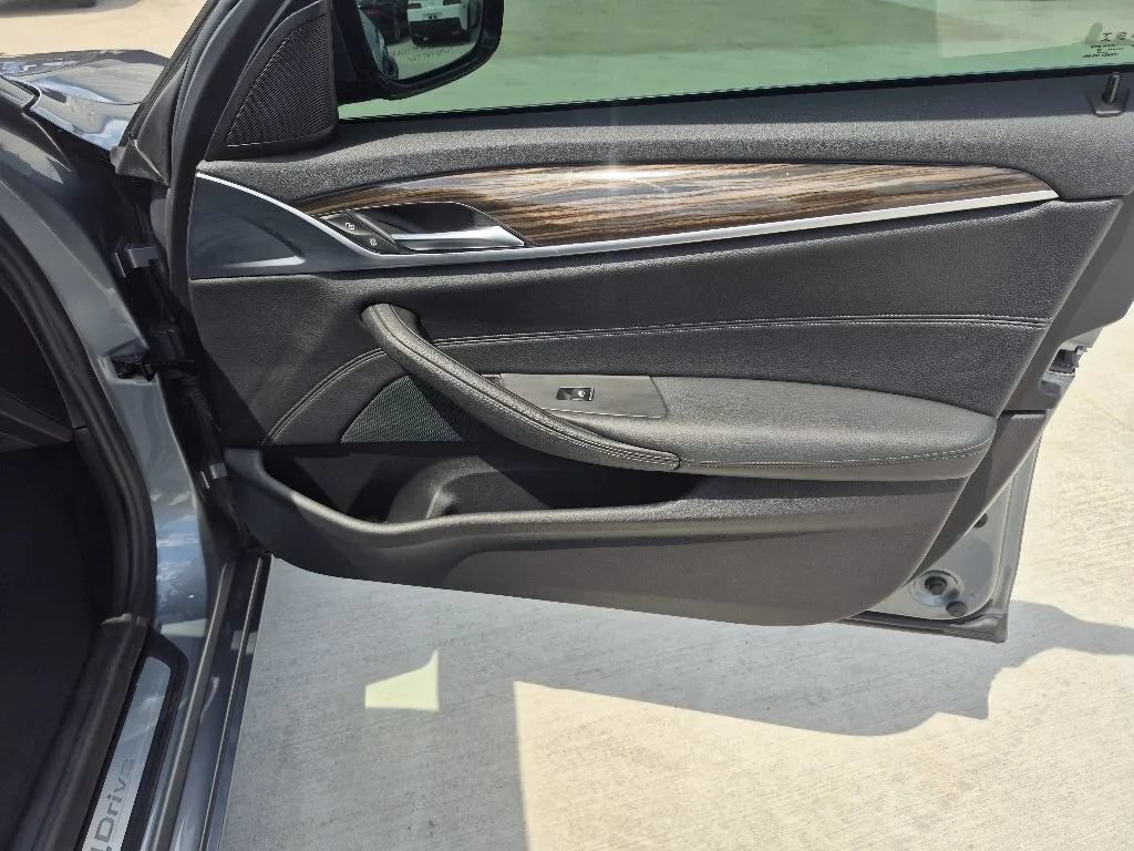 Used 2019 BMW 530e w/ Convenience Package RWD image 19