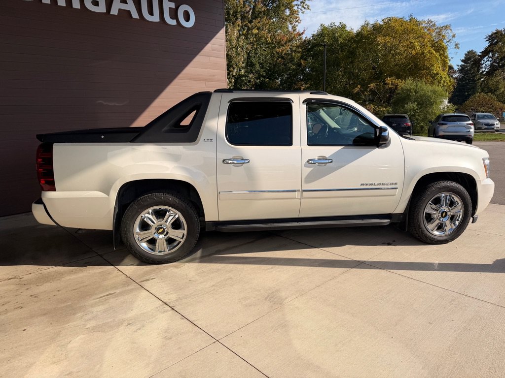 Used 2010 Chevrolet Avalanche LTZ AWD/4WD image 8