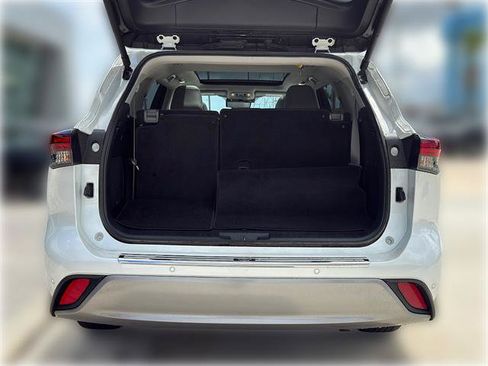 Used 2024 Toyota Highlander Platinum FWD image 7
