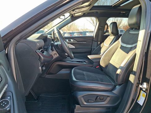 Used 2025 Ford Explorer ST image 15
