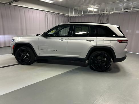 Used 2024 Jeep Grand Cherokee Altitude image 4