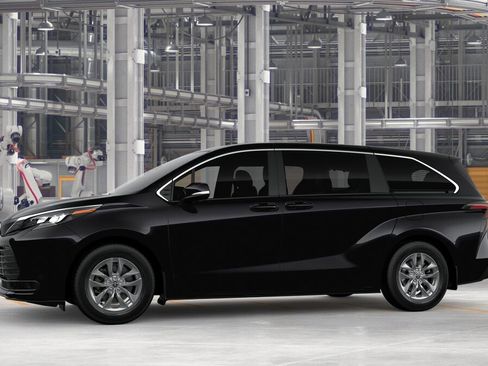 New 2026 Toyota Sienna LE FWD image 4