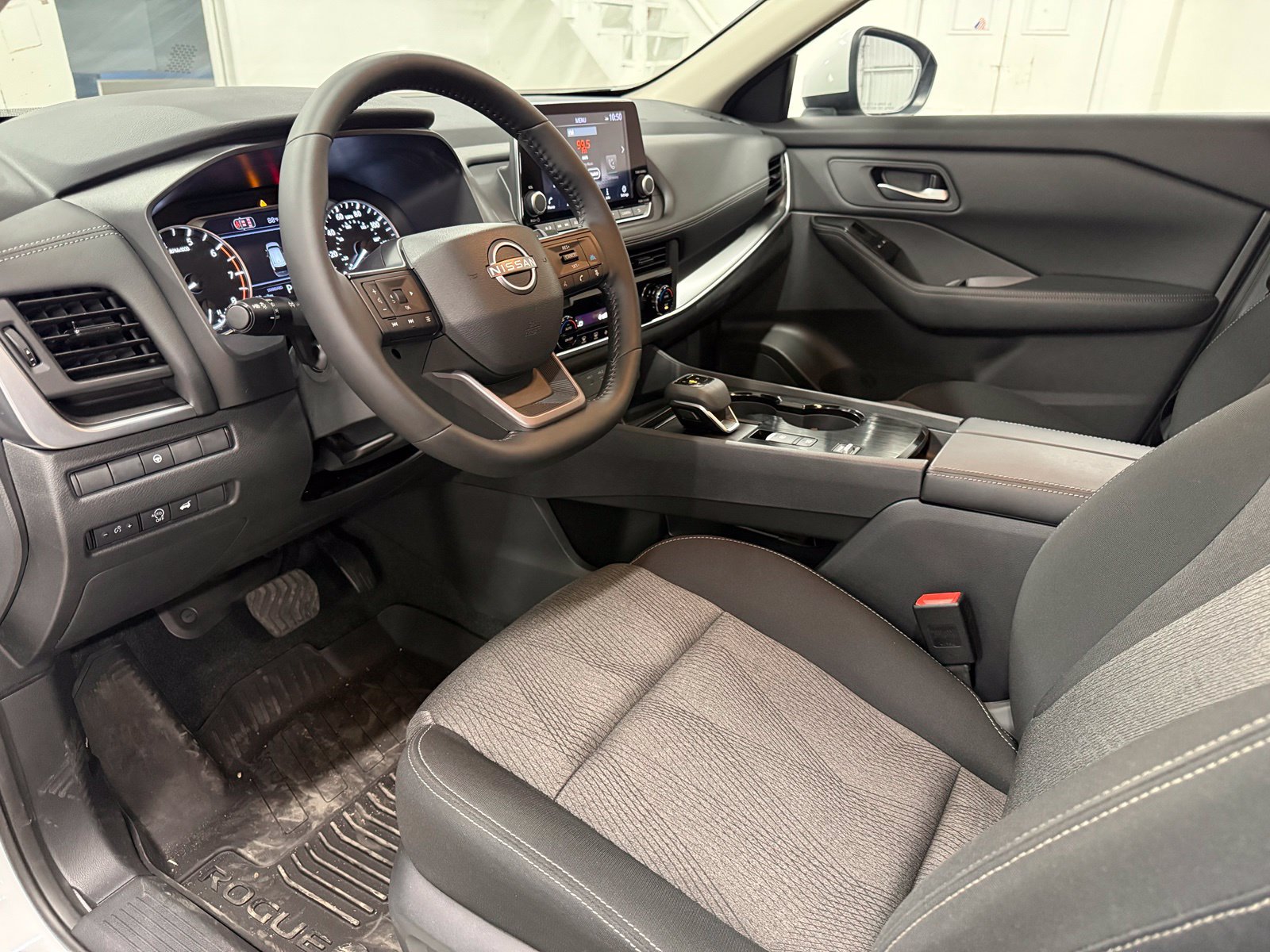 Used 2026 Nissan Rogue SV FWD image 17