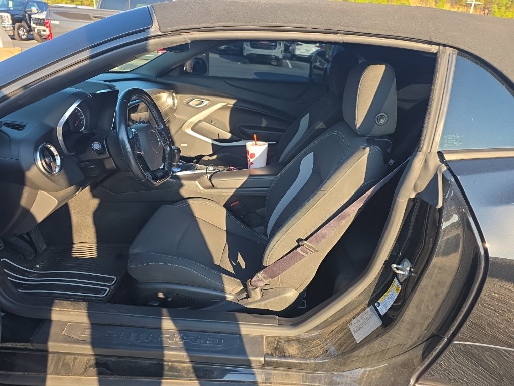 Used 2017 Chevrolet Camaro LT w/ Technology Package RWD image 10