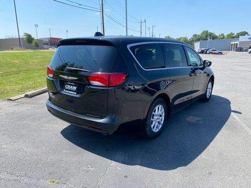 Used 2020 Chrysler Voyager LX FWD image 7