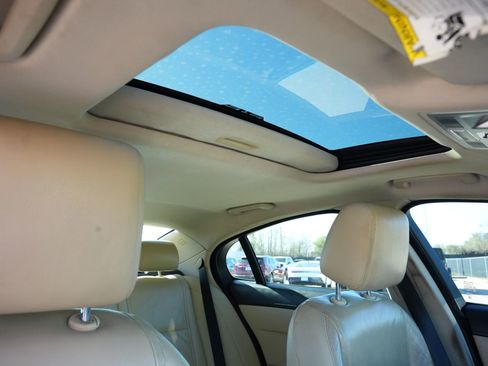 Used 2013 Jaguar XF image 24