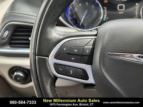 Used 2022 Chrysler Pacifica Limited image 27