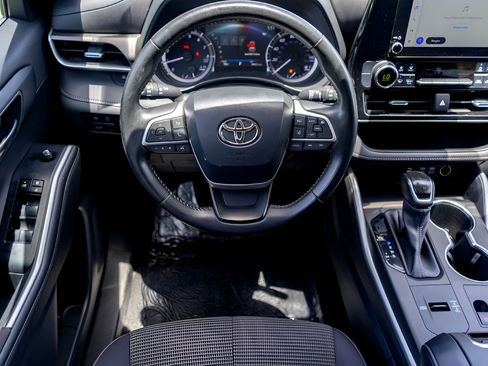 Used 2023 Toyota Highlander LE FWD image 24