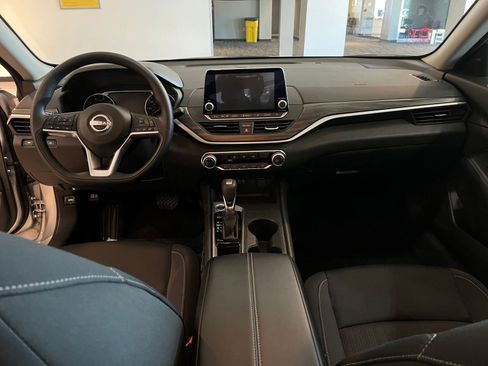 Used 2025 Nissan Altima 2.5 SV image 32