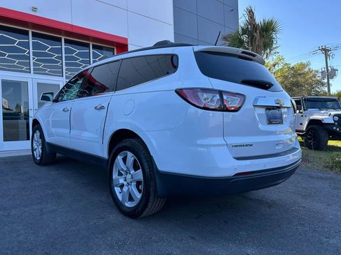 Used 2017 Chevrolet Traverse LT w/ Style and Technology Package image 6