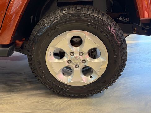 Used 2014 Jeep Wrangler Unlimited Sahara w/ Dual Top Group AWD/4WD image 21