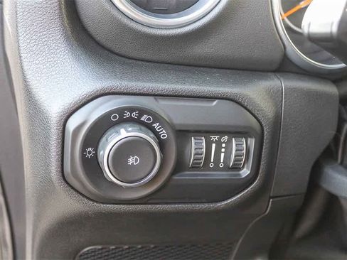 Used 2018 Jeep Wrangler Unlimited Sahara image 26