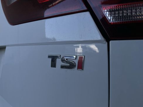 Used 2018 Volkswagen Tiguan SE w/ Panoramic Sunroof Package image 8