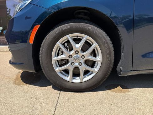 Used 2023 Chrysler Pacifica Touring-L FWD image 25