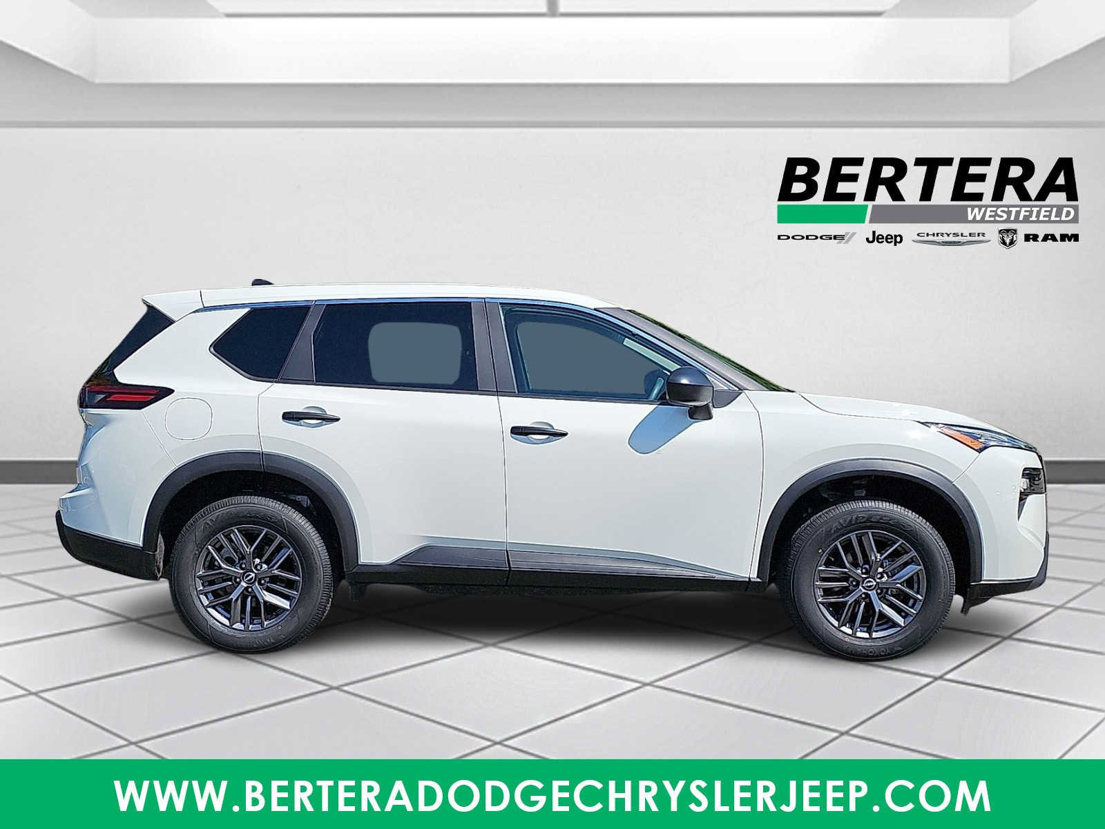 Used 2025 Nissan Rogue S AWD/4WD image 7