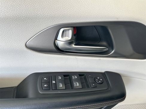 Used 2020 Chrysler Pacifica Touring image 11