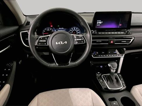 Used 2023 Kia Seltos SX w/ SX Sunroof Package AWD/4WD image 5
