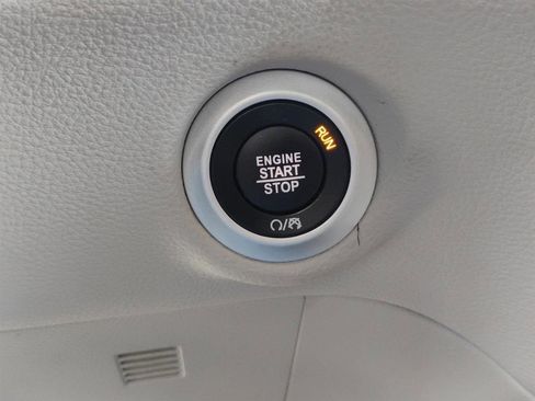 Used 2023 Chrysler Pacifica Limited FWD image 34