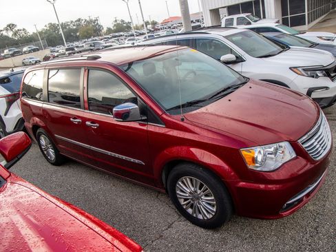 Used 2015 Chrysler Town & Country Limited image 7
