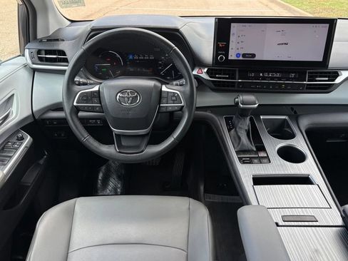 Used 2025 Toyota Sienna XLE FWD image 11
