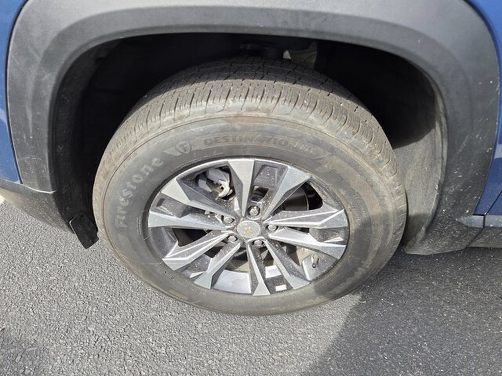 Used 2026 Chevrolet Equinox LT w/ Convenience Package II FWD image 4