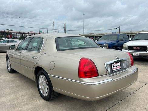 Used 2011 Lincoln Town Car Signature Limited RWD image 4