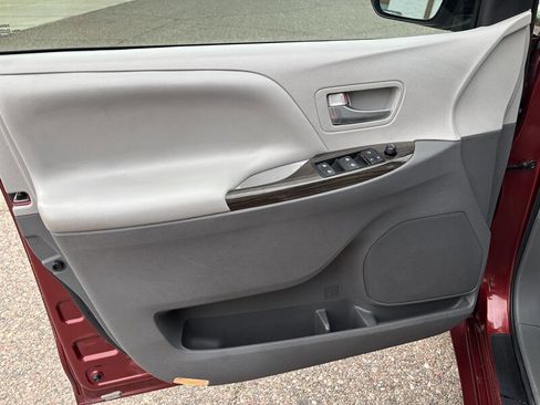 Used 2016 Toyota Sienna image 10