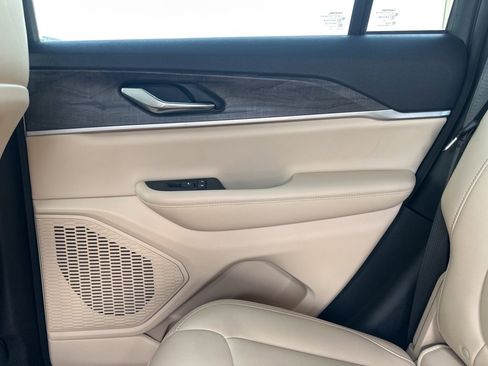 Used 2024 Jeep Grand Cherokee Limited image 29