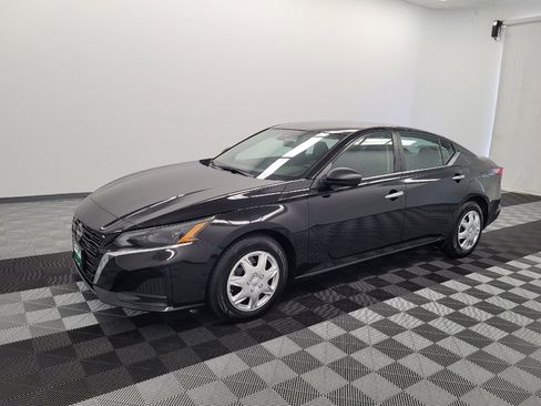 Used 2025 Nissan Altima 2.5 S FWD image 2