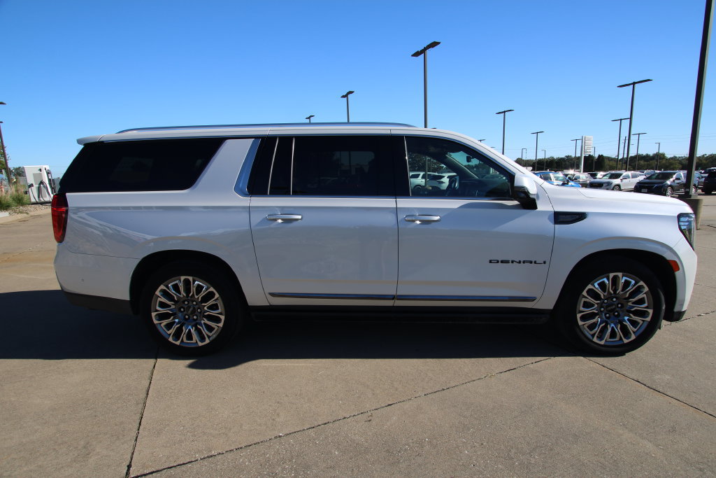 Used 2024 GMC Yukon XL Denali Ultimate AWD/4WD image 4